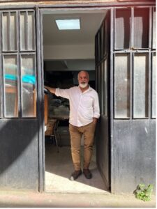 oteki hikayelerin kuratoru denizhan ozer ile sanat goc ve dayanismanin izinde